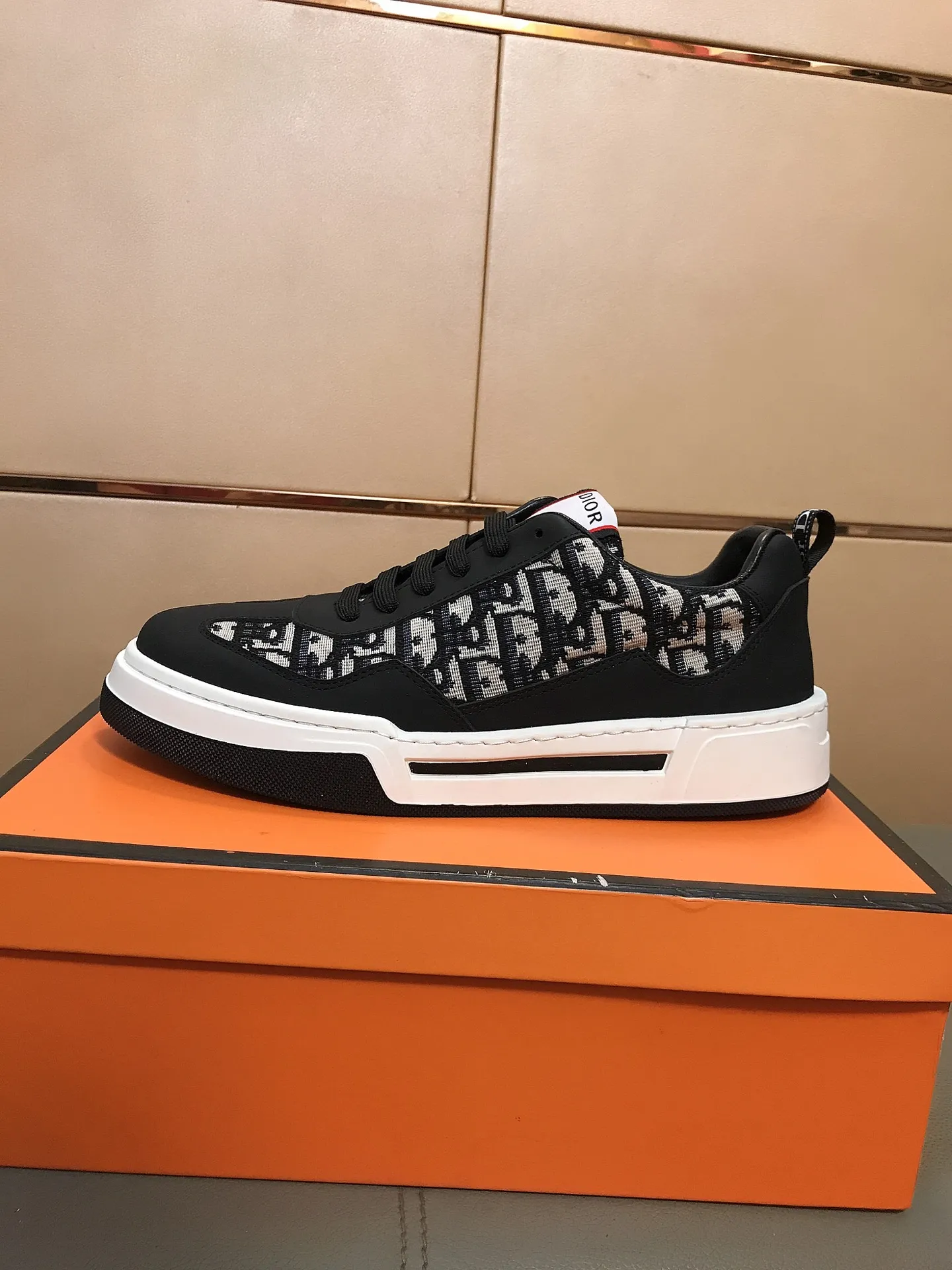 Factory price 400 ↔️↔️ (Dior) new men's casual sports shoes 👣 Full of charm, luxury style gentleman shoes. Upper: Made of imported Italian cowhide + printed fabric, sheepskin lining. Branded wear-resistant soles; with classic logos💋The whole pair of shoes is fashionable and casual yet high-end style🎈🎈Size: 38-44